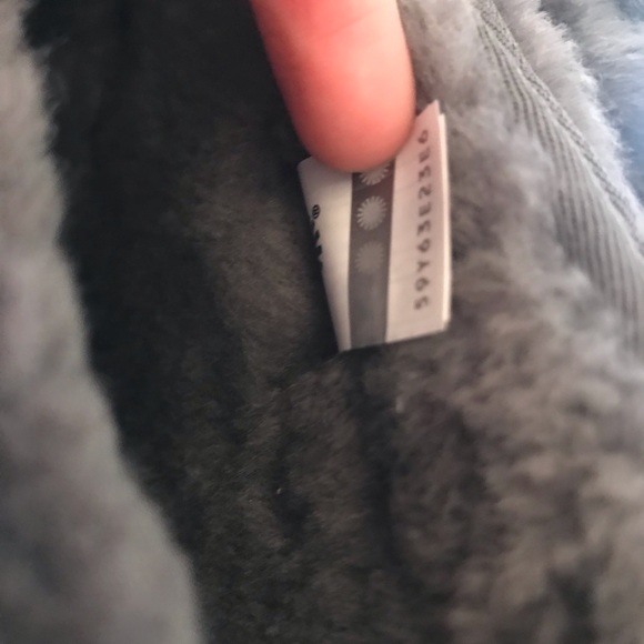 UGG CLASSIC SHORT STUD II Size 8
Color: CHRC - Picture 7 of 15